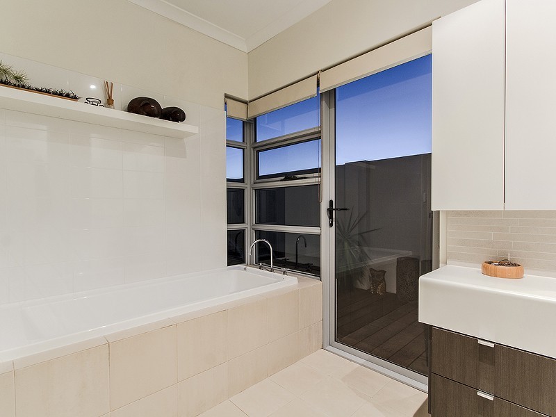 16 Twilight Court, Dudley Park WA 6210