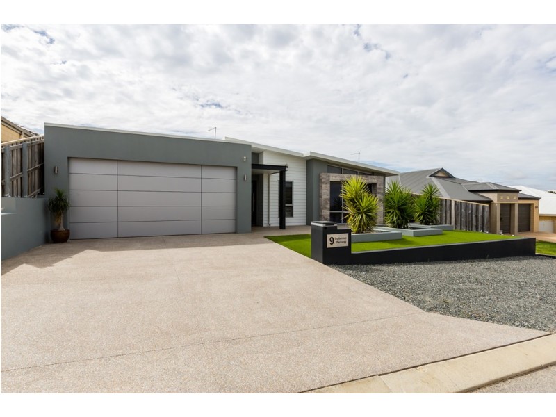 9 Buttercup Parkway, Halls Head WA 6210
