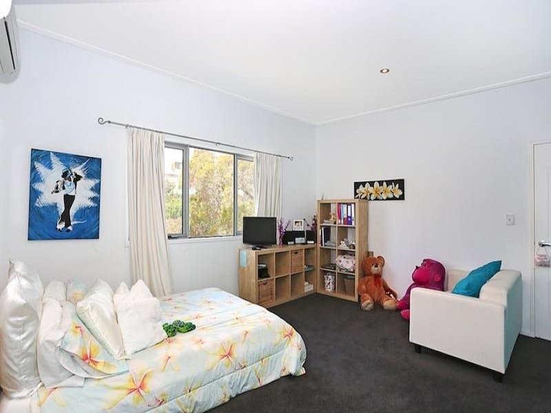 2 Allan Place, Halls Head WA 6210