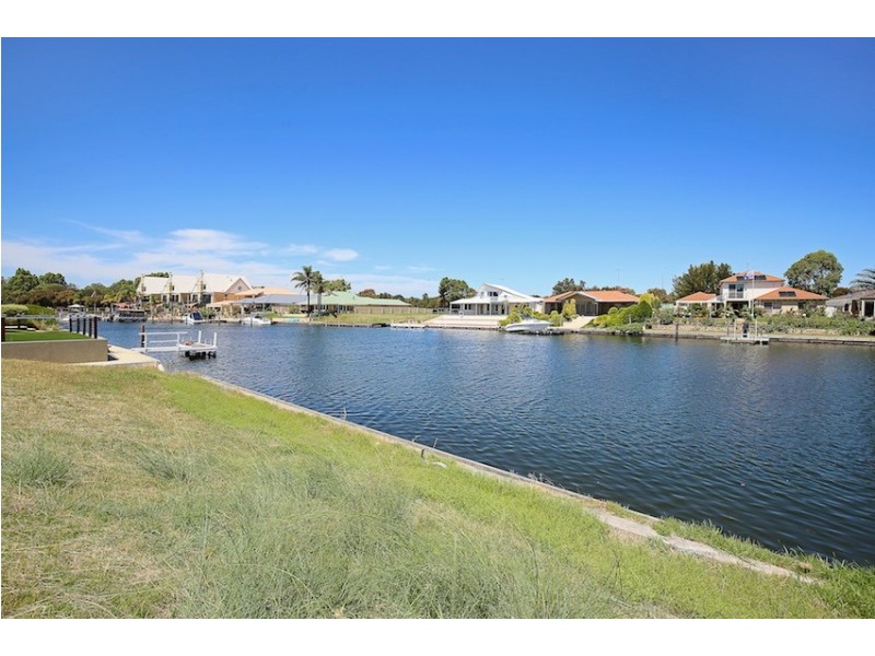 8 Warren Place, Dudley Park WA 6210