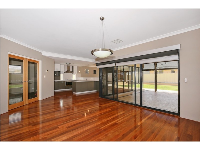 8 Lady Stirling Parade, Madora Bay WA 6210