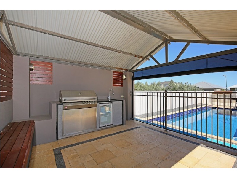 8 Lady Stirling Parade, Madora Bay WA 6210