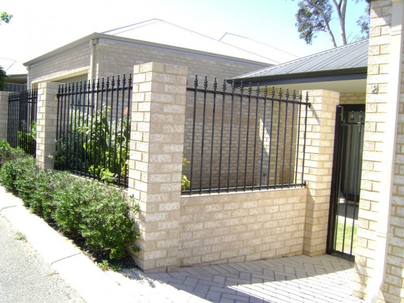 2/6 Valley Rd, Halls Head WA 6210