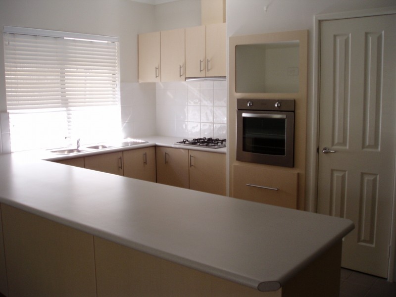 2/6 Valley Rd, Halls Head WA 6210