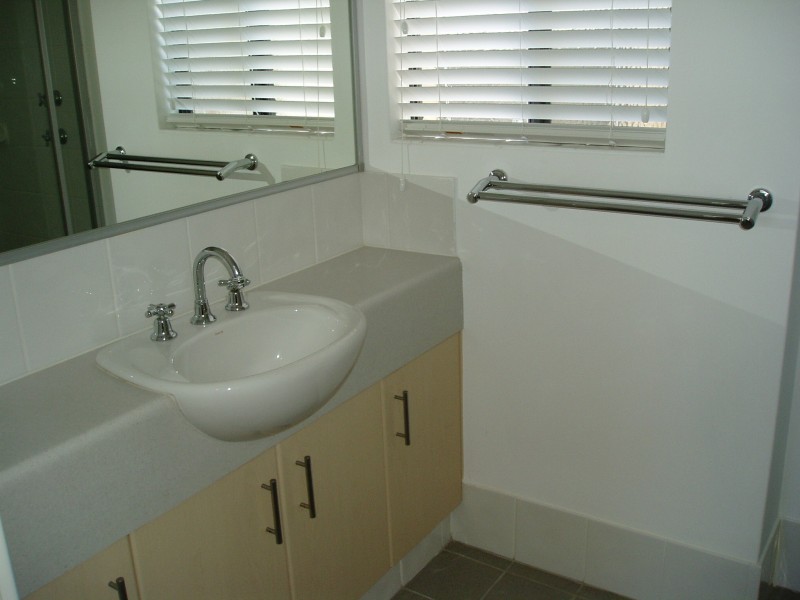 2/6 Valley Rd, Halls Head WA 6210