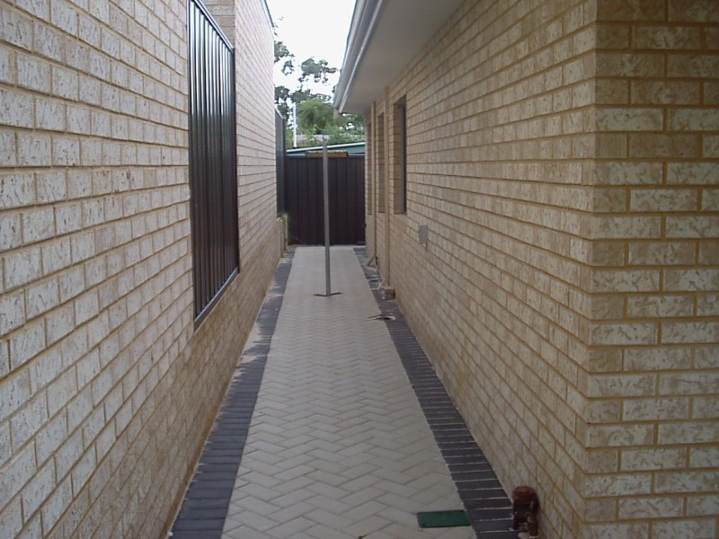 2/6 Valley Rd, Halls Head WA 6210