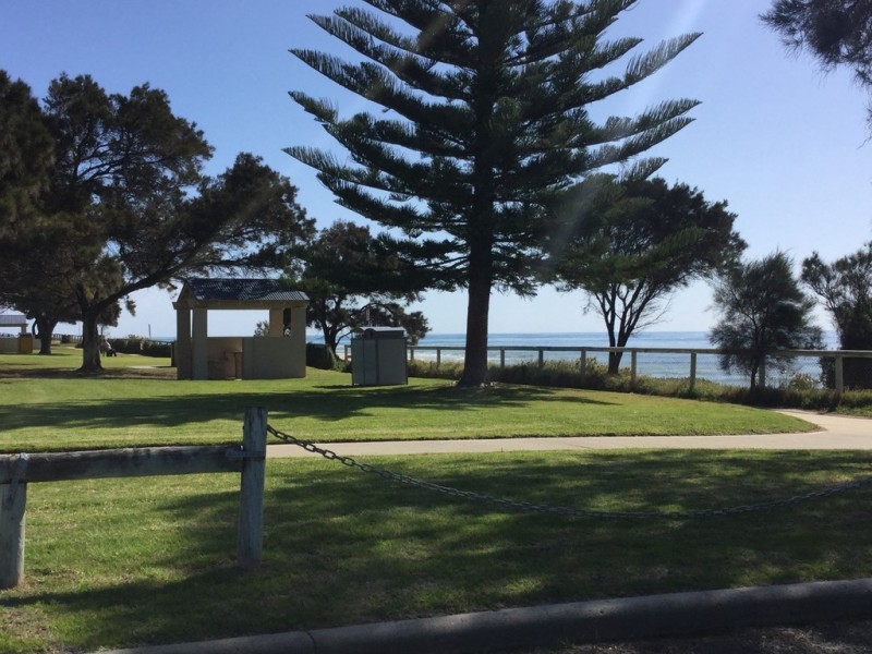 2/6 Valley Rd, Halls Head WA 6210