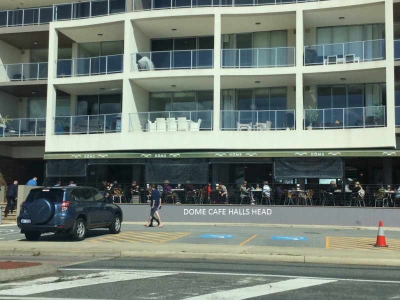 2/6 Valley Rd, Halls Head WA 6210