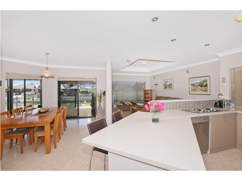 11 Condor Mews, Halls Head WA 6210