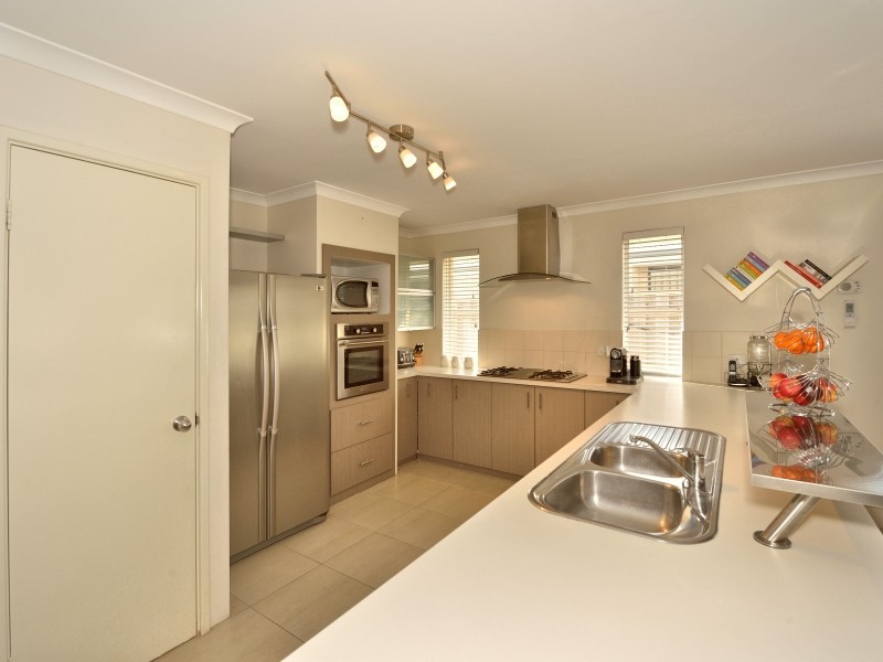 271 Peelwood Parade, Halls Head WA 6210