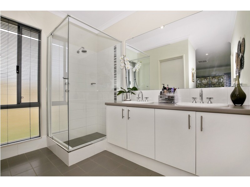 1 Evella Cove, Lakelands WA 6180