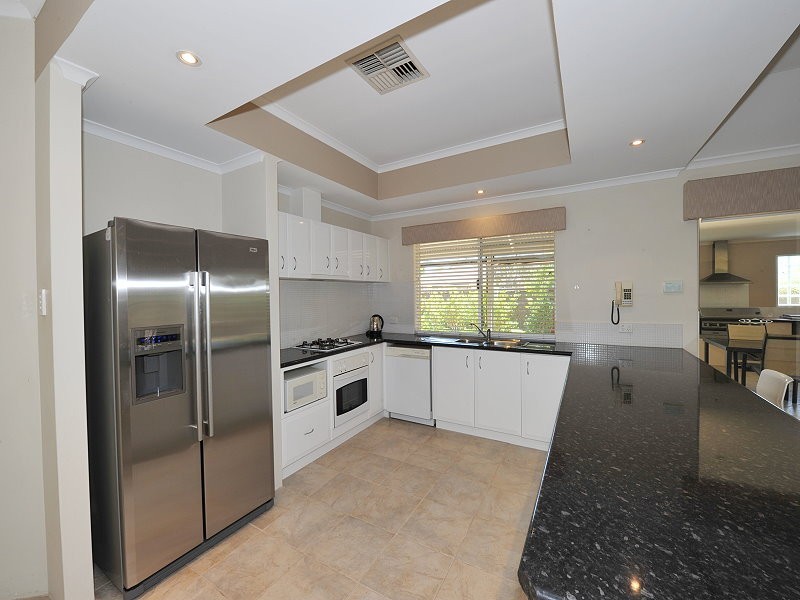 1 Brouwer Trail, Dudley Park WA 6210