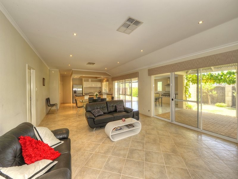 1 Brouwer Trail, Dudley Park WA 6210