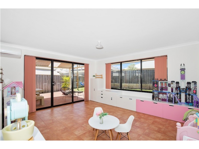 4 Beaufortia Turn, Halls Head WA 6210