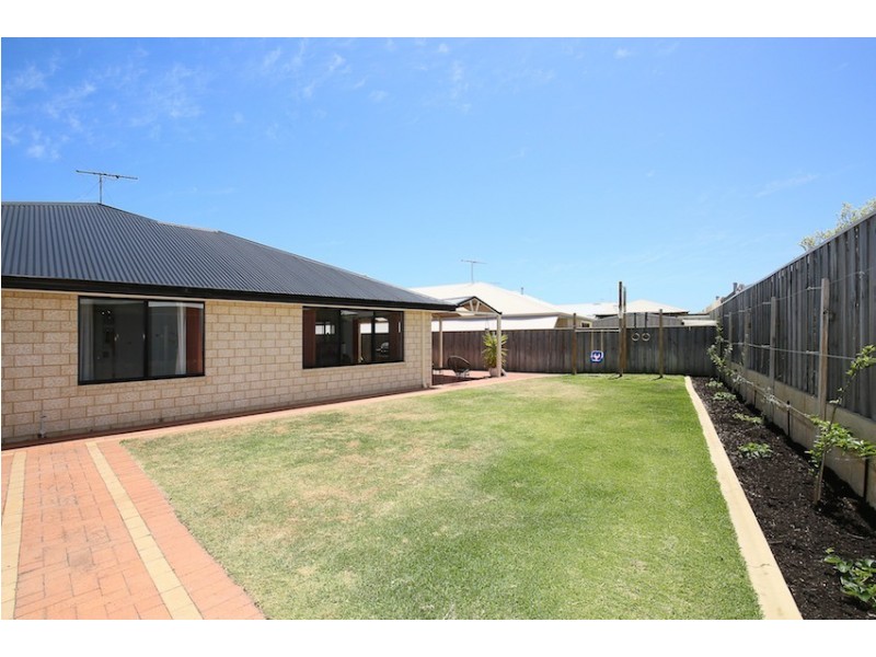4 Beaufortia Turn, Halls Head WA 6210
