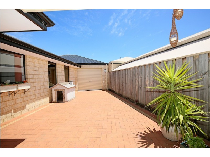 4 Beaufortia Turn, Halls Head WA 6210