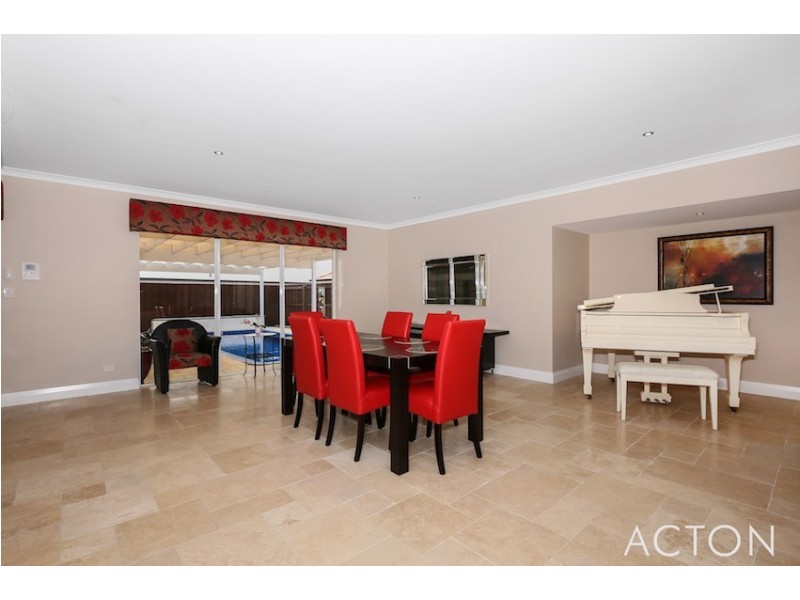 4 Torwood Edge, Halls Head WA 6210