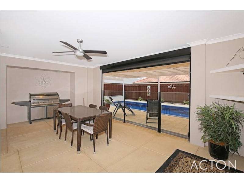 4 Torwood Edge, Halls Head WA 6210
