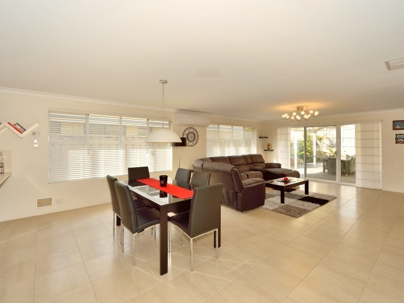 271 Peelwood Parade, Halls Head WA 6210