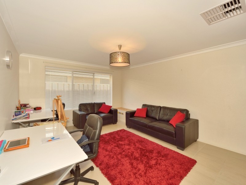 271 Peelwood Parade, Halls Head WA 6210