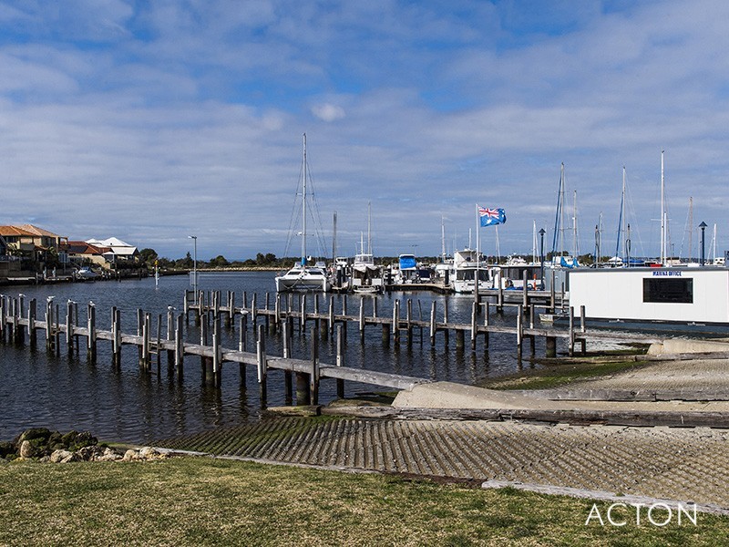 8 Charles Place, Wannanup WA 6210