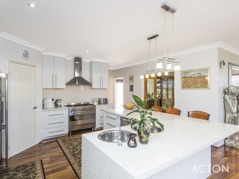 30 Hibbertia Follow, Halls Head WA 6210