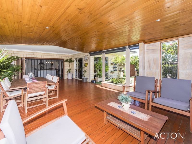 30 Hibbertia Follow, Halls Head WA 6210