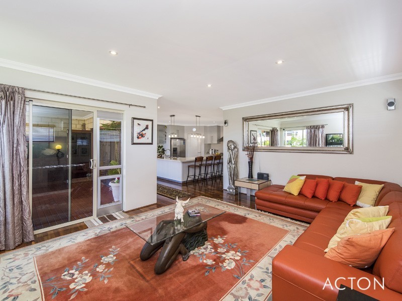 30 Hibbertia Follow, Halls Head WA 6210