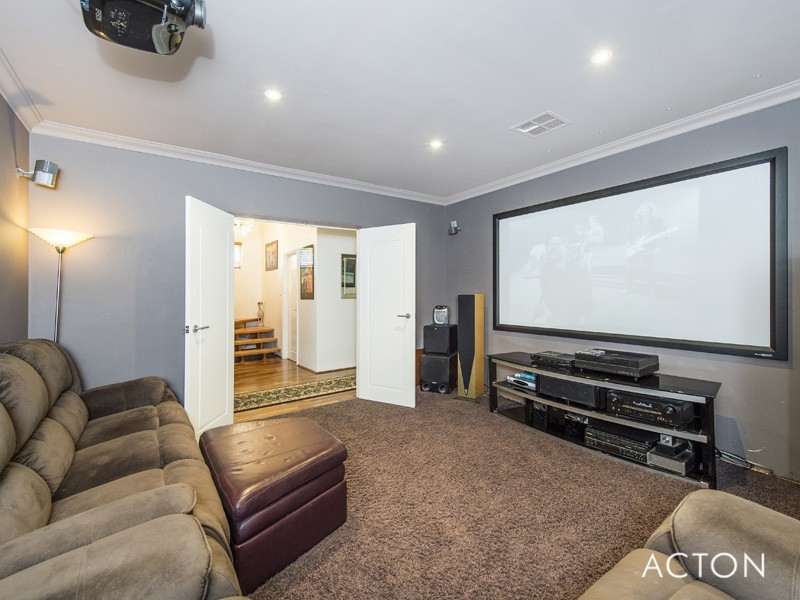 30 Hibbertia Follow, Halls Head WA 6210