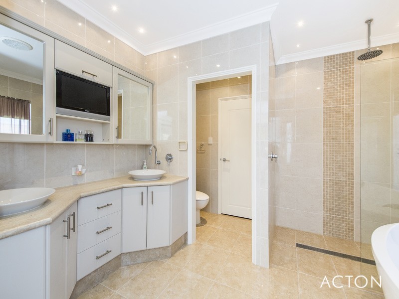 30 Hibbertia Follow, Halls Head WA 6210