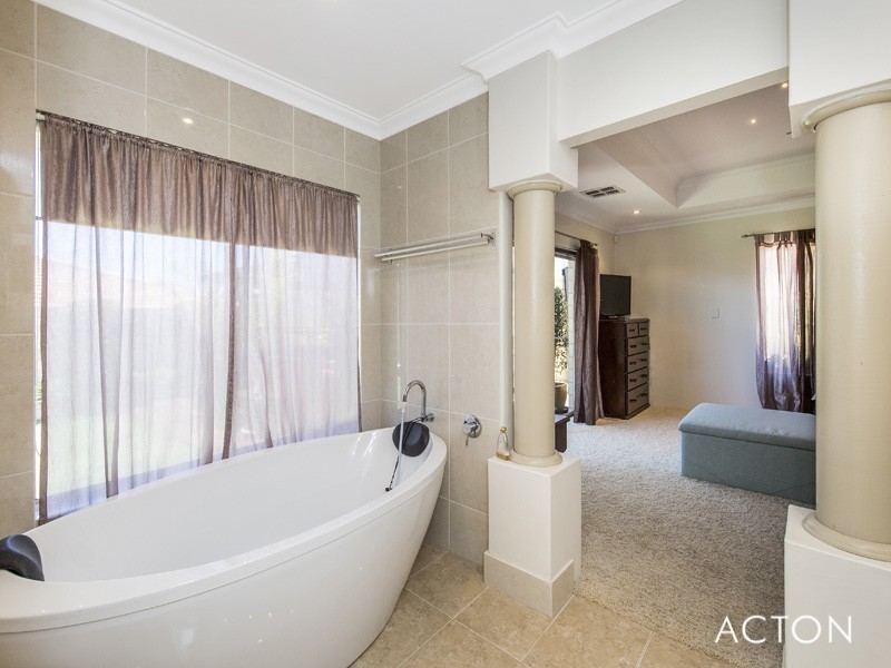 30 Hibbertia Follow, Halls Head WA 6210