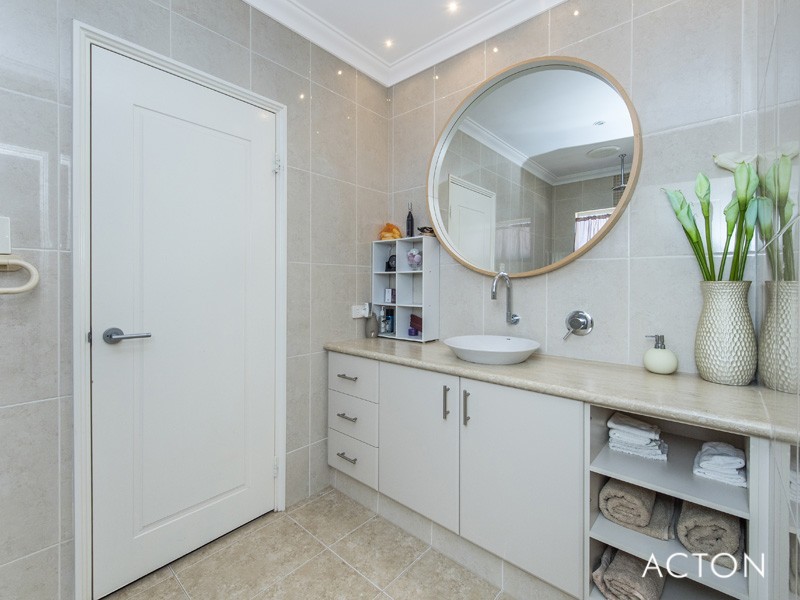 30 Hibbertia Follow, Halls Head WA 6210