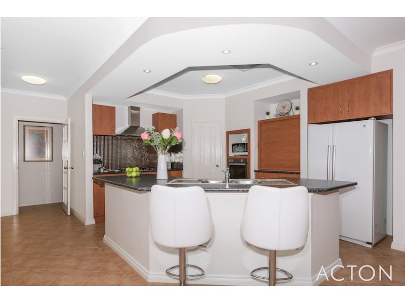 11 The Ridge, Halls Head WA 6210