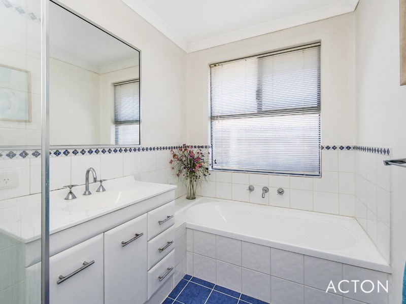 11 Boardwalk Boulevard, Halls Head WA 6210