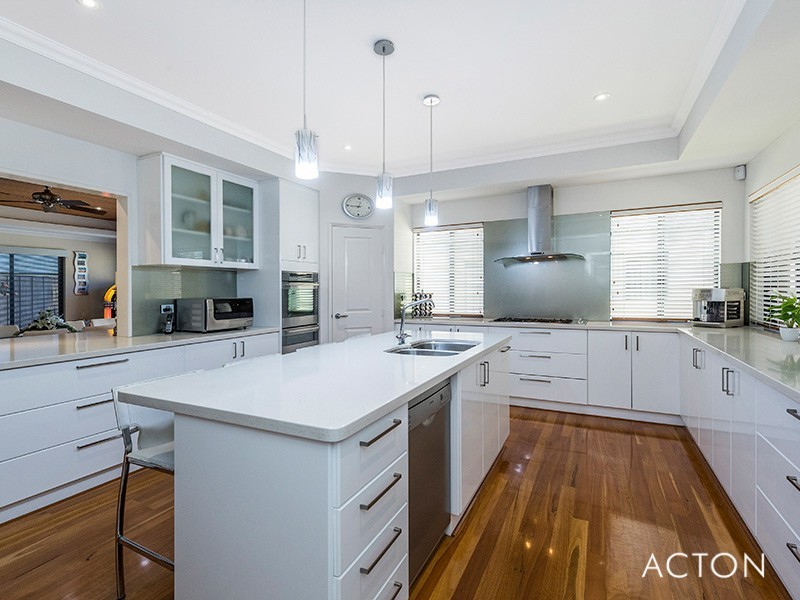 96 Boardwalk Boulevard, Halls Head WA 6210