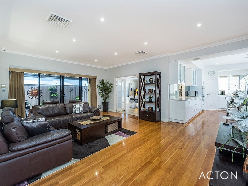 96 Boardwalk Boulevard, Halls Head WA 6210