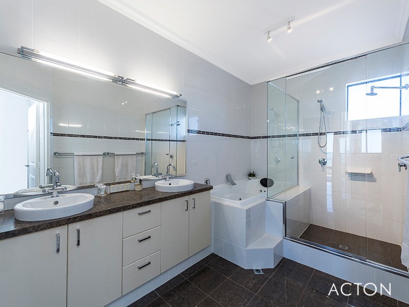 96 Boardwalk Boulevard, Halls Head WA 6210