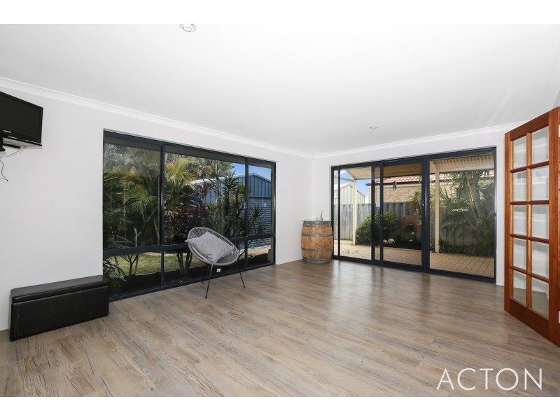 8 Seaforth Drive, Halls Head WA 6210