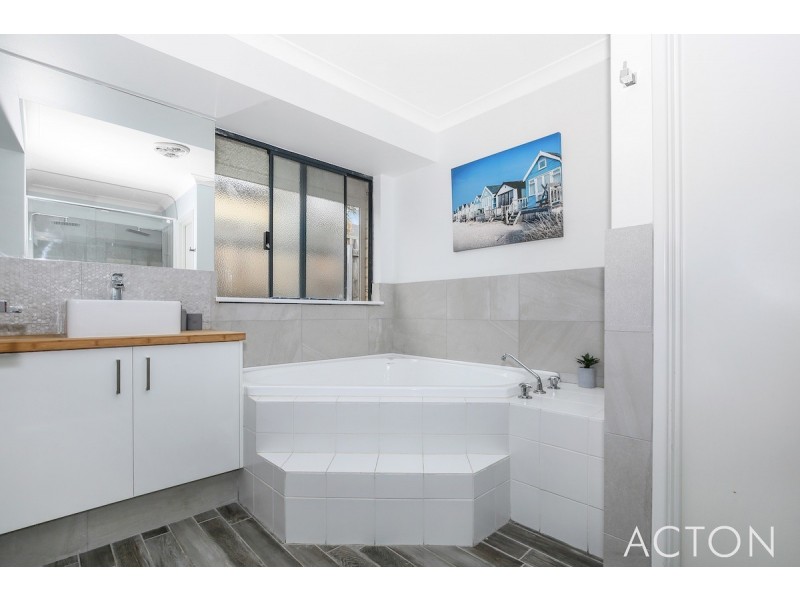 8 Seaforth Drive, Halls Head WA 6210