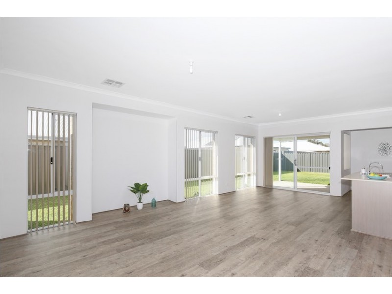 84 Bridgewater Blvd, Erskine WA 6210