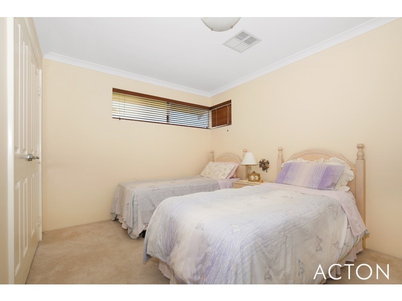 226 Peelwood Parade, Halls Head WA 6210