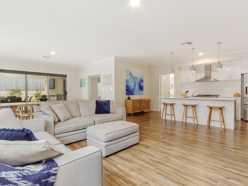 289 Peelwood Parade, Halls Head WA 6210