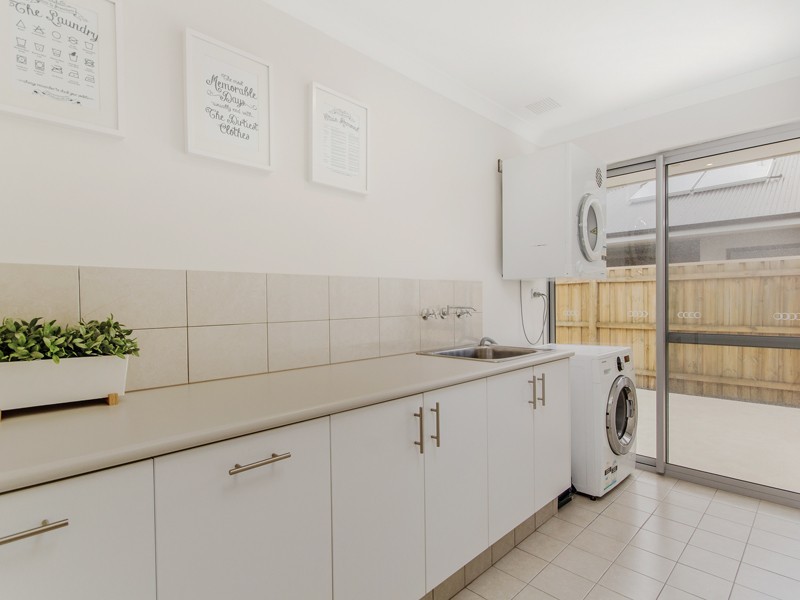 289 Peelwood Parade, Halls Head WA 6210