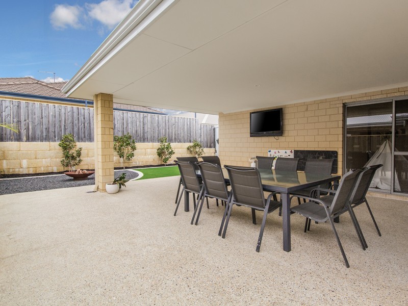 289 Peelwood Parade, Halls Head WA 6210