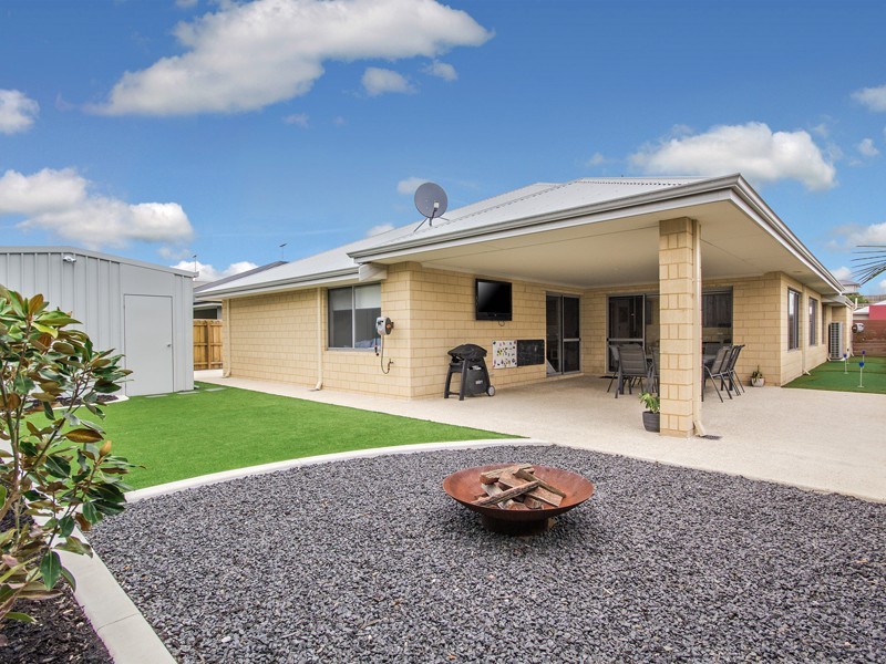289 Peelwood Parade, Halls Head WA 6210