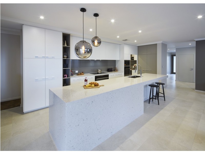 11 Gooljak Rise, Lakelands WA 6180