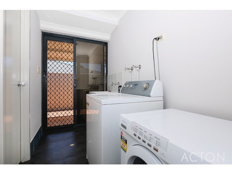 50 Paradise CIrcuit, Halls Head WA 6210