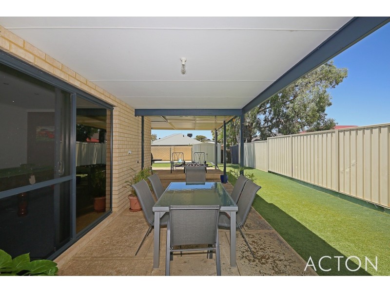 50 Paradise CIrcuit, Halls Head WA 6210