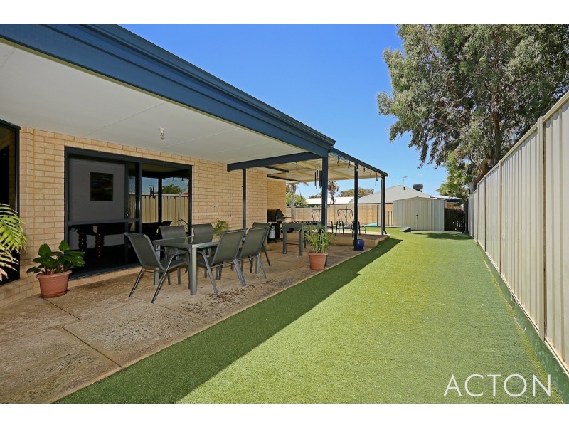 50 Paradise CIrcuit, Halls Head WA 6210