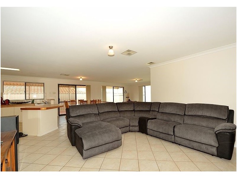 44 Paradise Circuit, Halls Head WA 6210